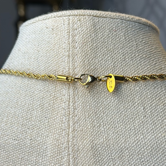 Marlboro Cigs on 18kt gold plated 18” chain - Picture 6 of 7